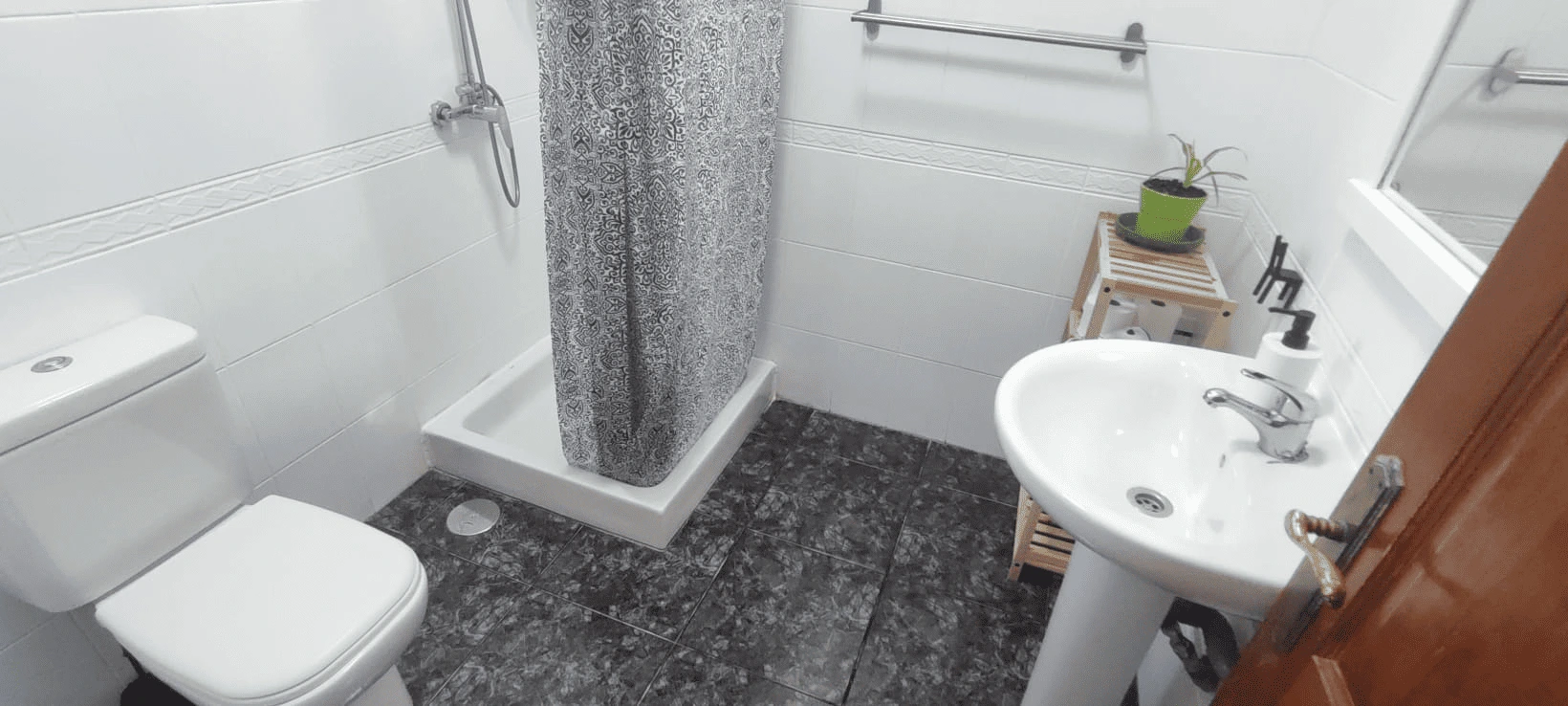 Baño moderno apartamento vacacional Los Ancones