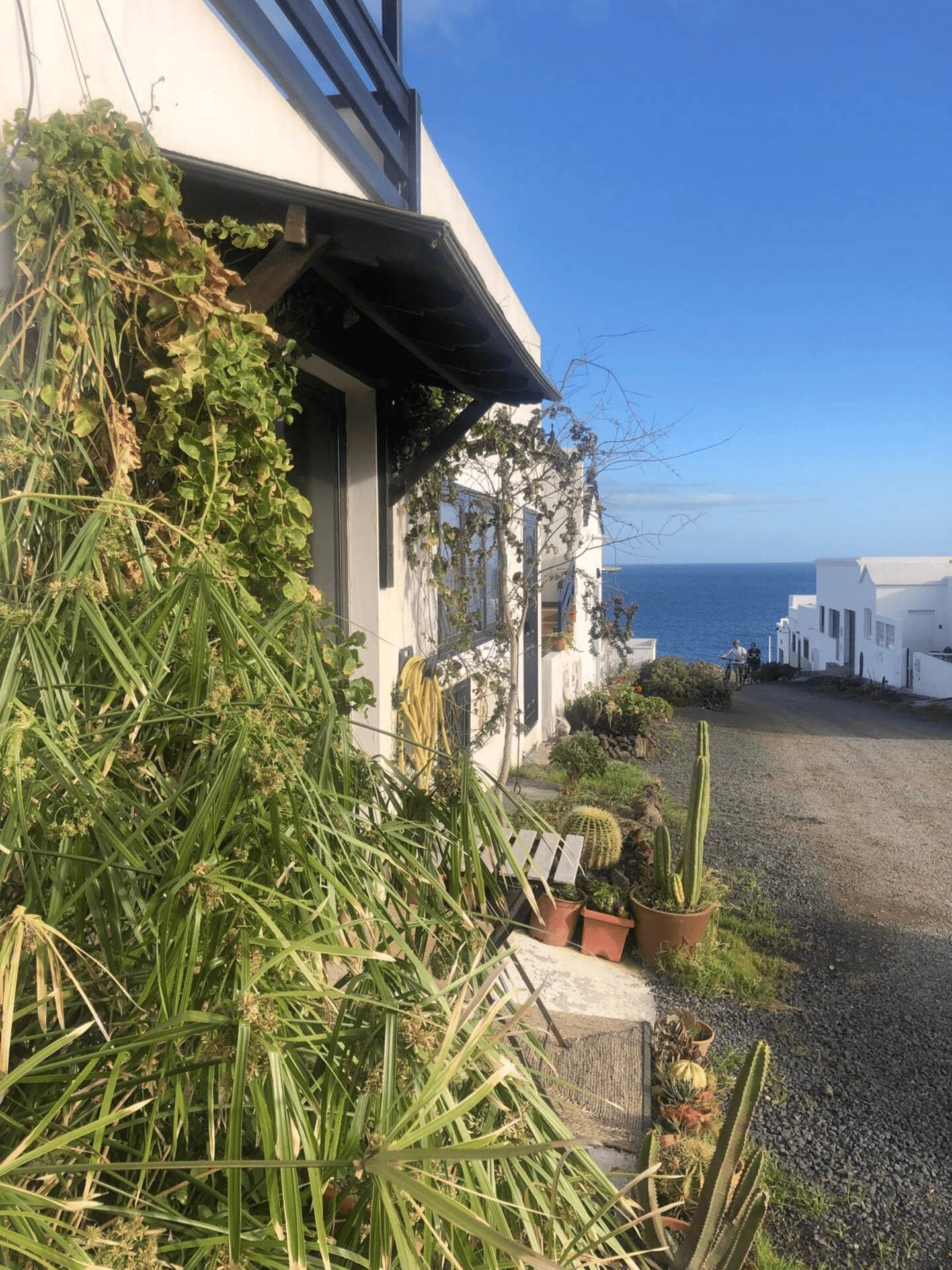 Calle tranquila frente al alojamiento Los Ancones